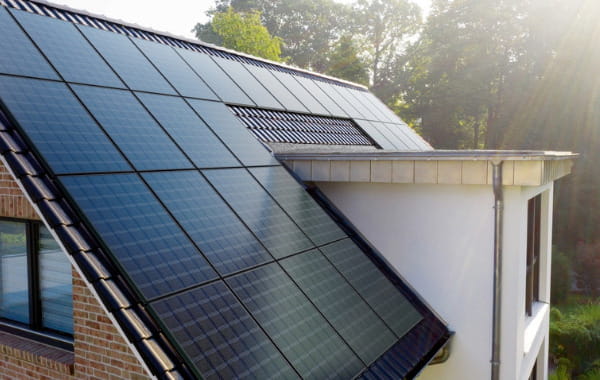 Photovoltaikanlage auf dem Dach eines Wohnhauses